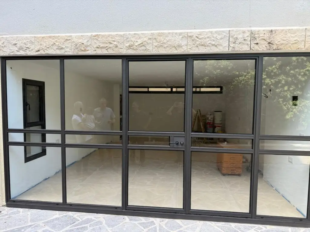 סגירת מרפסת באלומיניום שחור בסגנון בלגי