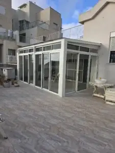 סגירת מרפסת גג מאלומיניום וזכוכית עם דלתות הזזה בחיפה