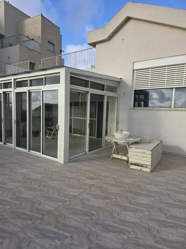 סגירת מרפסת זכוכית מאלומיניום לבן עם חלונות עליונים קבועים